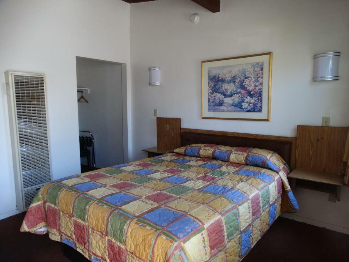 טהאצ'פי Santa Fe Motel מראה חיצוני תמונה