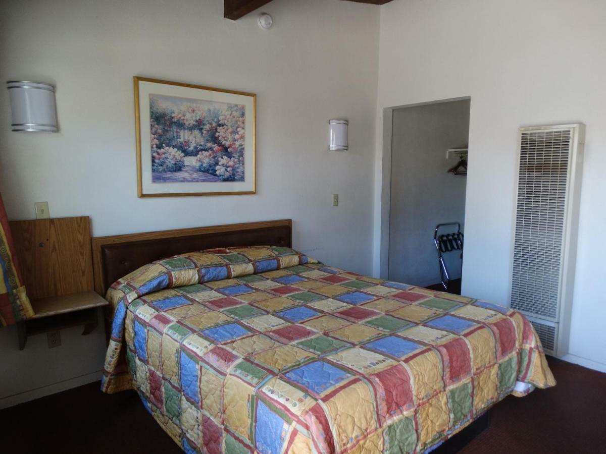 טהאצ'פי Santa Fe Motel מראה חיצוני תמונה
